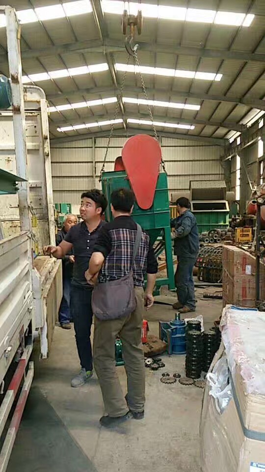 金屬撕碎機出口現場